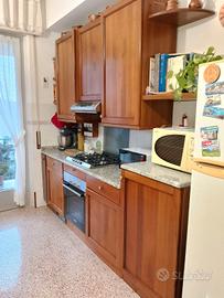 cucina con elettrodomestici 