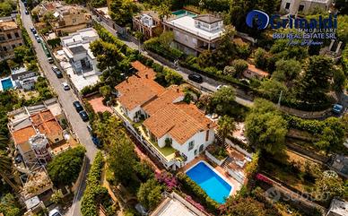 Incantevole villa con piscina in città [VM/15]