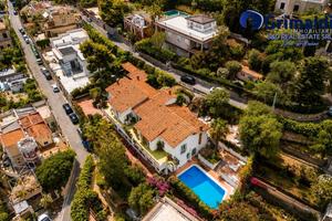 Incantevole villa con piscina in città [VM/15]