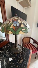 lampada da tavolo stile Tiffany 