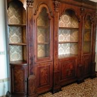 Libreria vintage con vetrine dorate completamente