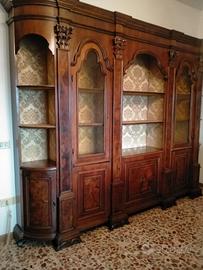 Libreria vintage con vetrine dorate completamente