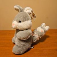 Conigli adulto e cucciolo di peluche Edilio Parodi