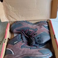 Scarponi da montagna nuovi