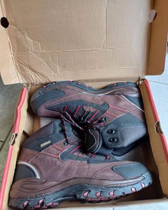 Scarponi da montagna nuovi