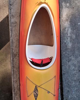 Kayak ASA con casco e pagaia