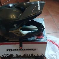 Casco in fibra di carbonio
