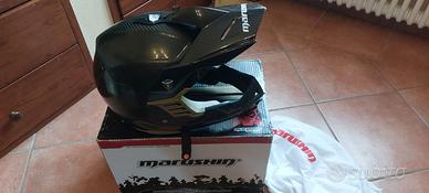 Casco in fibra di carbonio