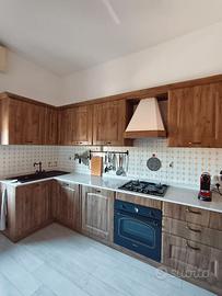 Cucina ad angolo con piano in quarzo (Ricci Casa)