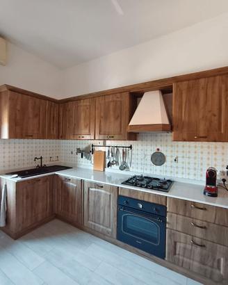 Cucina ad angolo con piano in quarzo (Ricci Casa)