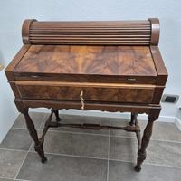 Coppia di scrittoi in legno artigianali