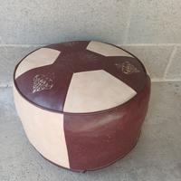 Pouf in pelle in stile marocchino. 