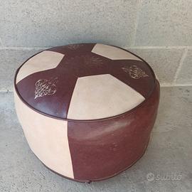 Pouf in pelle in stile marocchino. 