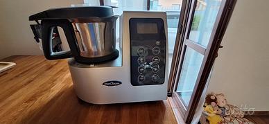 robot cucina trita e cuoce