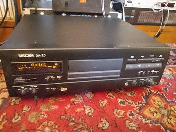 Registratore DAT marca Tascam DA20