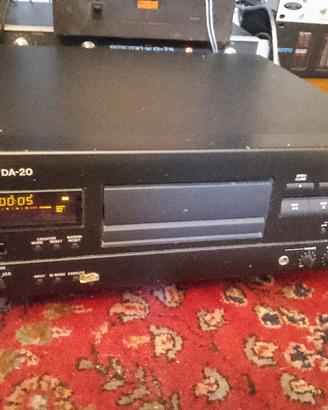 Registratore DAT marca Tascam DA20
