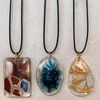 collane con ciondolo in resina