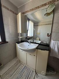 Mobile lavabo con piano in marmo