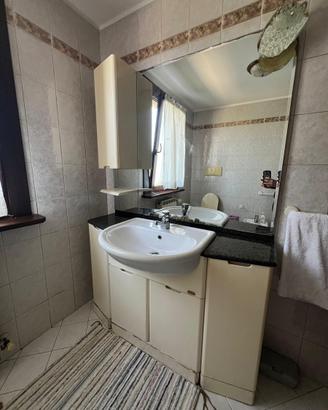 Mobile lavabo con piano in marmo