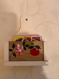 Porta fiammiferi legno con scatola dí fiammiferi