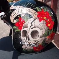 casco skull & Roses