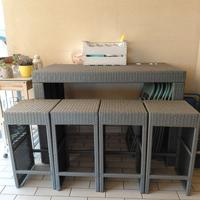 Tavolo alto con sgabelli in rattan