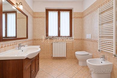 VILLA TRIFAMILIARE CON PISCINA A SANPIETRO !!!