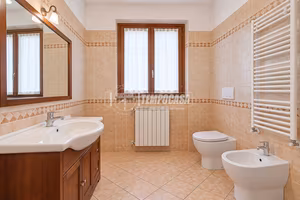 VILLA TRIFAMILIARE CON PISCINA A SANPIETRO !!!