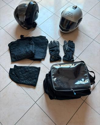 Set motocilisti 2 Caschi Tuta Guanti Borsa