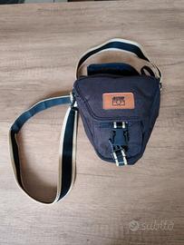 borsa per macchina fotografica reflex ed obiettivo