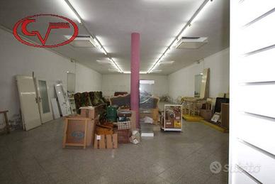 Immobile di 370 m² con 2 locali a Montevarchi