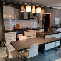 cucina con forno, lavastoviglie e cappa 