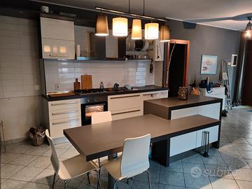 cucina con forno, lavastoviglie e cappa 