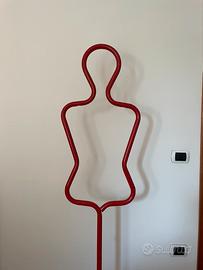 Omino Appendiabiti servo muto