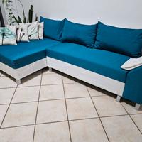 divano letto con penisola. colore bianco e petroli