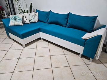 divano letto con penisola. colore bianco e petroli