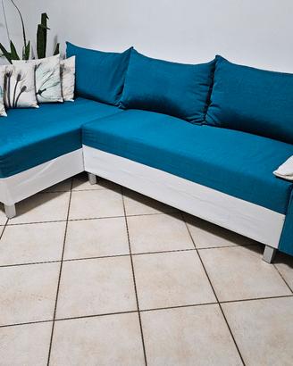 divano letto con penisola. colore bianco e petroli
