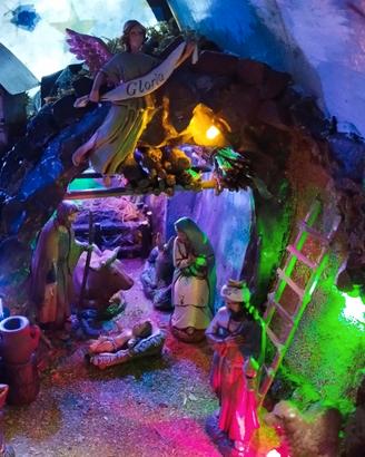 Presepe artigianale in metà botte di legno