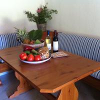 Tavolo con cassapanca ad angolo in legno