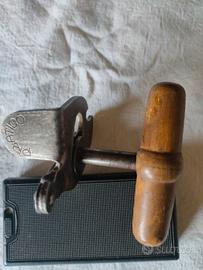 Piccolo apriscatole antico 