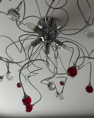 Lampadario e lampada da tavolo moderni