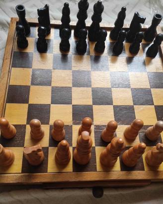 SCACCHIERA  e SCACCHI IN LEGNO 