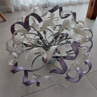 Lampadario con riccioli colorati