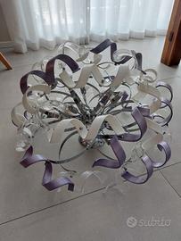 Lampadario con riccioli colorati