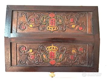 Scrigno o Bauletto Antico In Legno Con Stemma Real