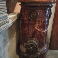 Antica stufa in terra cotta smaltata