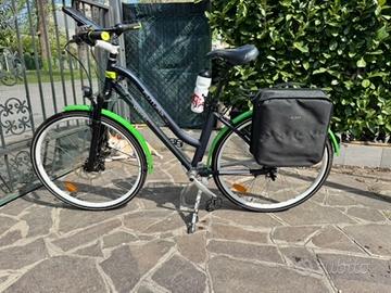 bici donna  uomo  muscolare a cardano