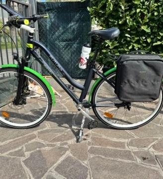 bici donna  uomo  muscolare a cardano