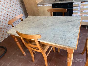 Tavolo cucina e 4 sedie