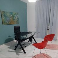 Tavolo da ufficio in cristallo con sedie